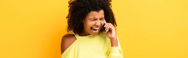 Irritado Africano Americano Mulher Segurando Smartphone Gritando Amarelo Banner — Fotografia de Stock