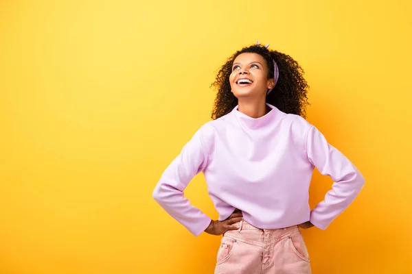 Happy African American Woman Standing Hands Hips Yellow — Stock Photo, Image