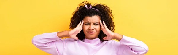 Misnoegd Afro Amerikaanse Vrouw Met Migraine Geel Spandoek — Stockfoto