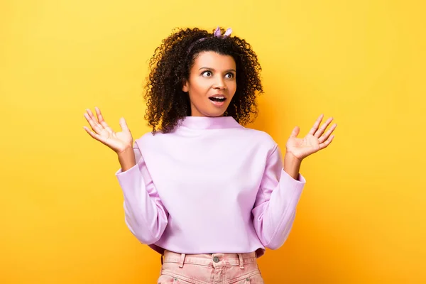 Amazed Happy African American Woman Gesturing Yellow — Stock Photo, Image