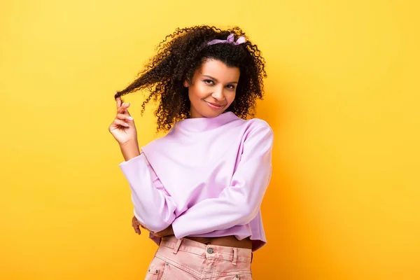 Heureuse Africaine Américaine Femme Tourbillonnant Les Cheveux Sur Jaune — Photo