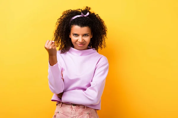 Mujer Afroamericana Insatisfecha Con Puño Cerrado Sobre Amarillo — Foto de Stock