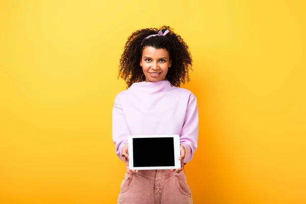 Mujer Afroamericana Feliz Sosteniendo Tableta Digital Con Pantalla Blanco Amarillo — Foto de Stock