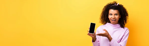 Excited African American Woman Pointing Hand Smartphone Blank Screen Yellow — Stock Photo, Image