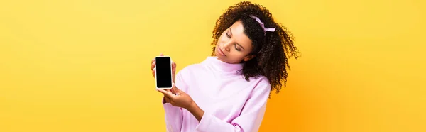 Krullend Afrikaans Amerikaanse Vrouw Zoek Naar Smartphone Geel Banner — Stockfoto