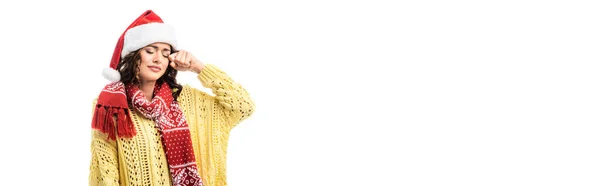 Панорамный Снимок Грустной Женщины Шляпе Санты Шарфе Орнаментом Плача Изолированы — стоковое фото