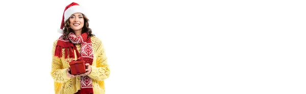 Панорамный Урожай Счастливой Женщины Шапке Санты Красном Шарфе Держащий Изолированный — стоковое фото