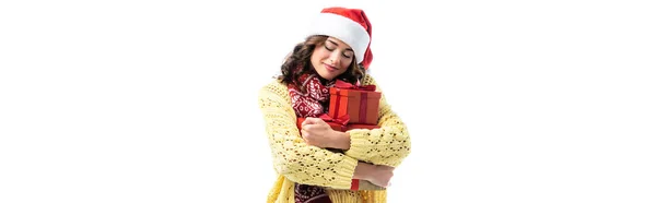 サンタ ハットの楽しい若い女性のパノラマ写真と白に隔離された贈り物を持つスカーフ — ストック写真