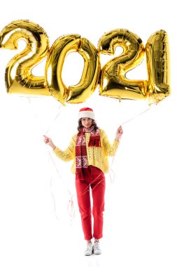 Noel Baba şapkalı ve fularlı genç bir kadın elinde balonlarla beyazlar üzerinde izole edilmiş numaralar tutuyor.