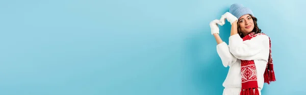 Панорамний Урожай Задоволеної Жінки Зимовому Вбранні Теплий Шарф Рукавички Капелюх — стокове фото