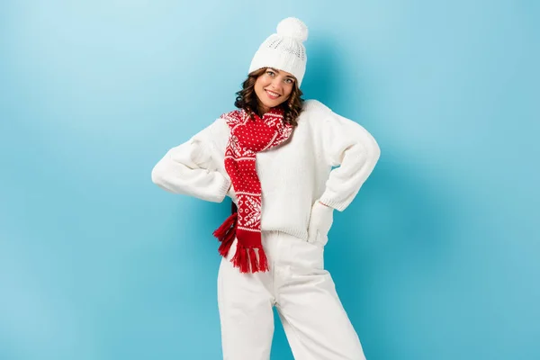 Pleased Young Woman White Winter Outfit Standing Hands Hips Blue — Stock Photo, Image