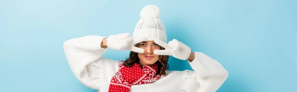 Eine Junge Frau Weißen Winteroutfit Zeigt Ein Friedenszeichen Auf Blauem — Stockfoto