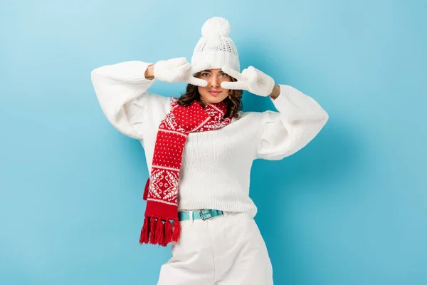 Young Woman White Winter Outfit Showing Peace Sign Blue — Stock Photo, Image