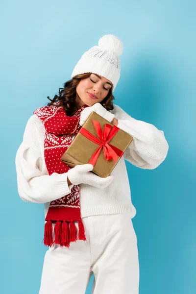 Mujer Alegre Con Los Ojos Cerrados Traje Invierno Sosteniendo Regalo — Foto de Stock