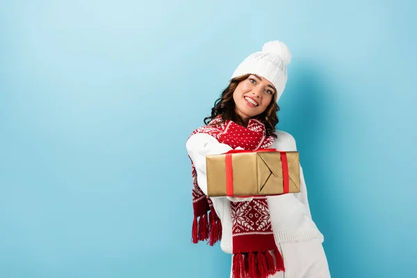 Joven Mujer Complacida Traje Invierno Sosteniendo Regalo Envuelto Azul — Foto de Stock