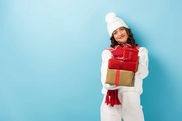 Young Joyful Woman Winter Outfit Holding Presents Blue — Stock Photo, Image