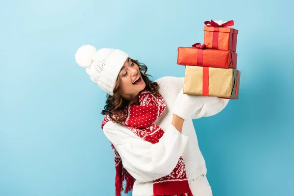 Animado Jovem Mulher Inverno Roupa Segurando Presentes Azul — Fotografia de Stock