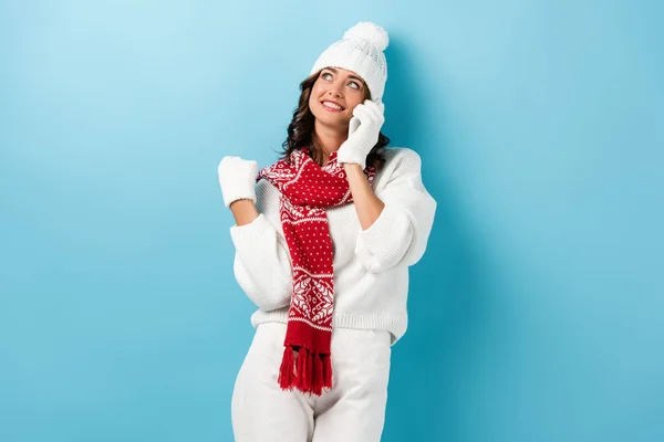 Vrolijke Vrouw Winter Outfit Zoek Omhoog Praten Smartphone Blauw — Stockfoto