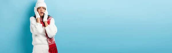 Горизонтальне Зображення Шокованої Молодої Жінки Зимовому Вбранні Говорить Смартфоні Синьому — стокове фото