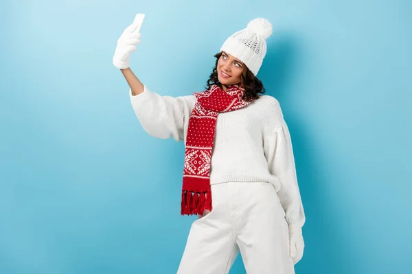 Молода Щаслива Жінка Білому Зимовому Вбранні Бере Селфі Синьому — стокове фото