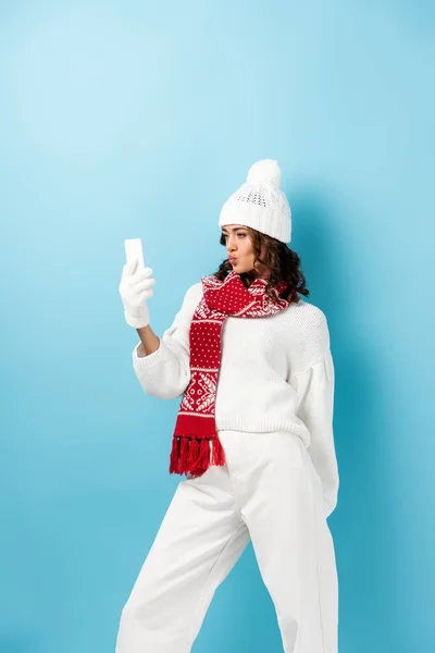 Young Woman Duck Face White Winter Outfit Taking Selfie Blue — Stock Photo, Image