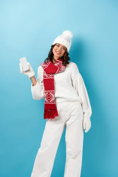 Happy Young Woman Winter Outfit Holding Mobile Phone Blue — Stock Photo, Image