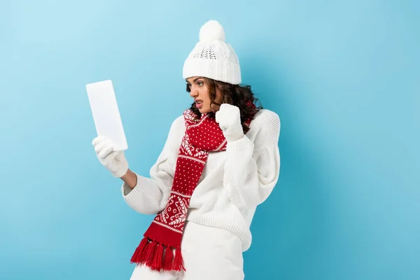 Angry Young Woman Winter Outfit Looking Digital Tablet Blue — Stock Photo, Image