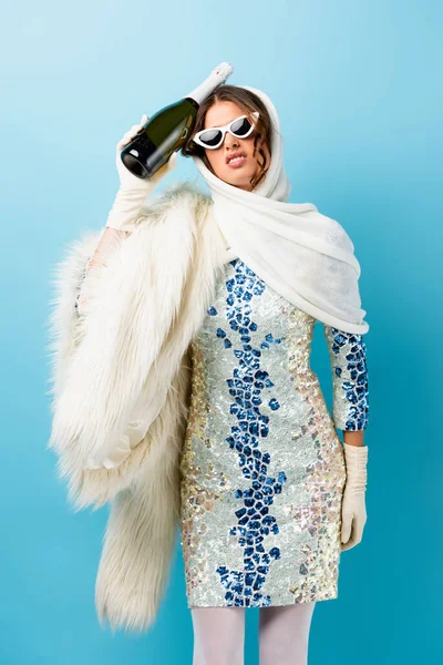 Niezadowolona Kobieta Okularach Przeciwsłonecznych Trzymająca Butelkę Szampana Niebiesko — Zdjęcie stockowe