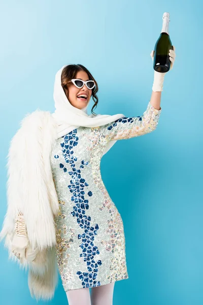 Stylish Woman Sunglasses Smiling While Holding Bottle Champagne Blue — Stock Photo, Image