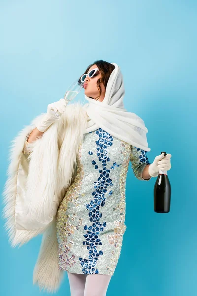 Stylish Woman Sunglasses Holding Bottle Drinking Champagne Blue — Stock Photo, Image