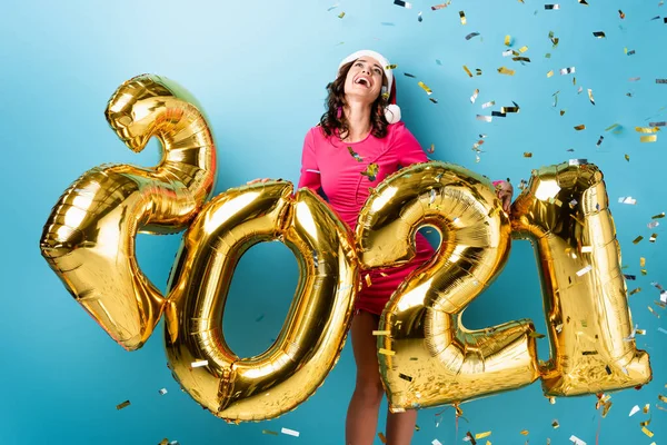 산탄당 모자를 즐거운 여인이 2021 숫자와 색옷을 컨셉에 근처에 — 스톡 사진