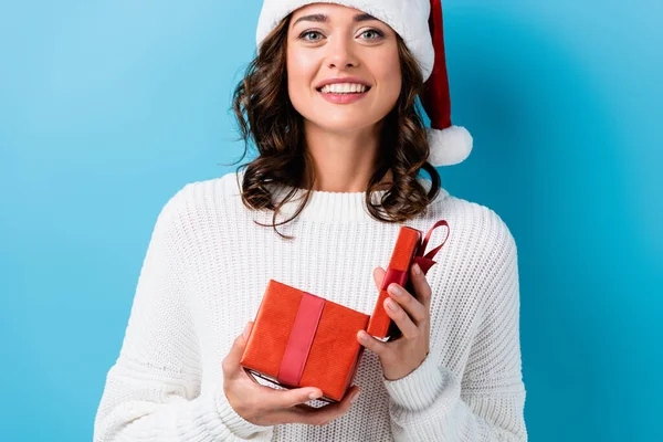 Jeune Femme Gaie Tenant Boîte Cadeau Sur Bleu — Photo