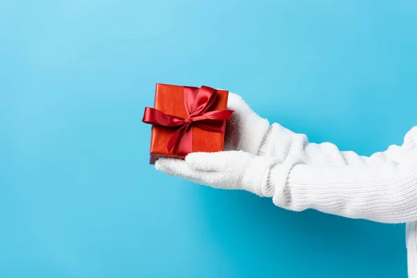 Vista Recortada Mujer Joven Guantes Sosteniendo Caja Regalo Azul —  Fotos de Stock