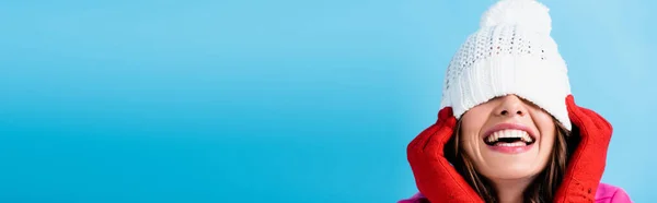 Πανοραμική Λήψη Της Χαρούμενης Γυναίκας Κόκκινα Γάντια Που Καλύπτουν Μάτια — Φωτογραφία Αρχείου