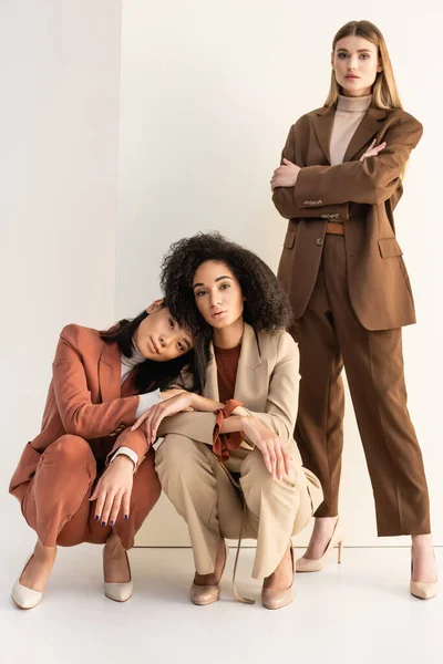 Full Length Interracial Young Women Trendy Suits Posing White — Stock Photo, Image