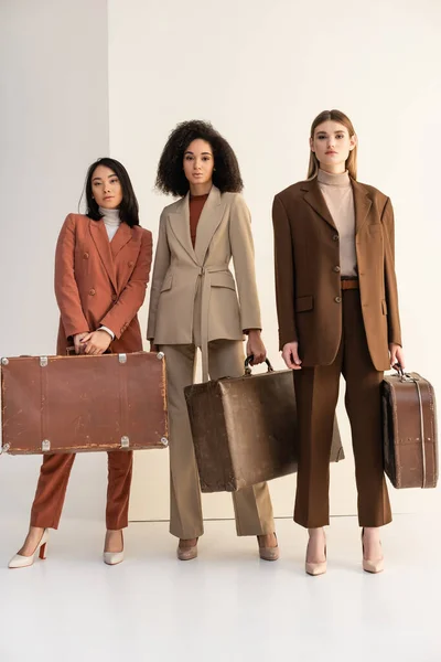 Full Length Multicultural Women Trendy Suits Holding Suitcases White — Stock Photo, Image