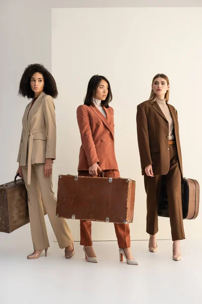 Full Length Young Multicultural Women Trendy Suits Holding Suitcases White — Stock Photo, Image