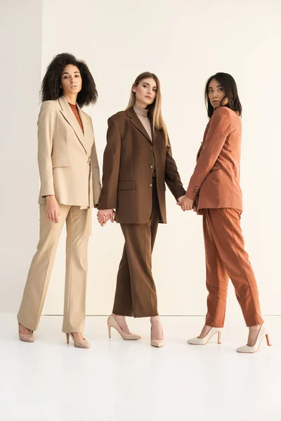 Full Length Stylish Interracial Models Suits Holding Hands While Posing — Stock Photo, Image