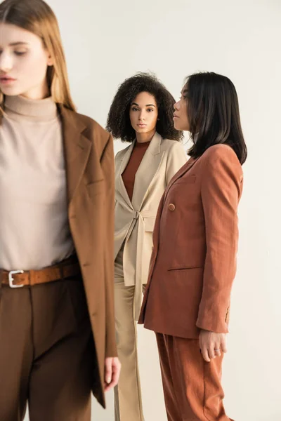 Stylish Interracial Models Suits Posing Woman Blurred Foreground — Stock Photo, Image