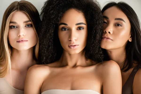 Close Jovens Modelos Inter Raciais Olhando Para Câmera Isolada Branco — Fotografia de Stock