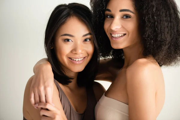Gülümseyen Afro Amerikan Asyalı Kadınlar Beyaz Kameraya Bakıyor — Stok fotoğraf