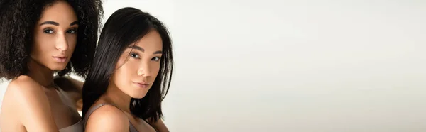 Jeunes Femmes Afro Américaines Asiatiques Regardant Caméra Isolée Sur Blanc — Photo