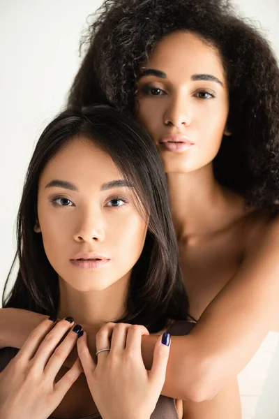 Jovem Africano Americano Asiático Mulheres Abraçando Isolado Branco — Fotografia de Stock