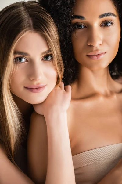 Modelos Multiculturais Jovens Olhando Para Câmera Isolada Branco — Fotografia de Stock