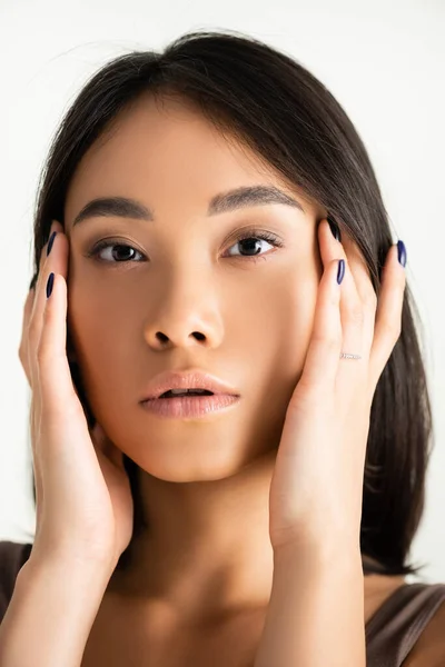 Jeune Asiatique Femme Regardant Caméra Isolé Sur Blanc — Photo