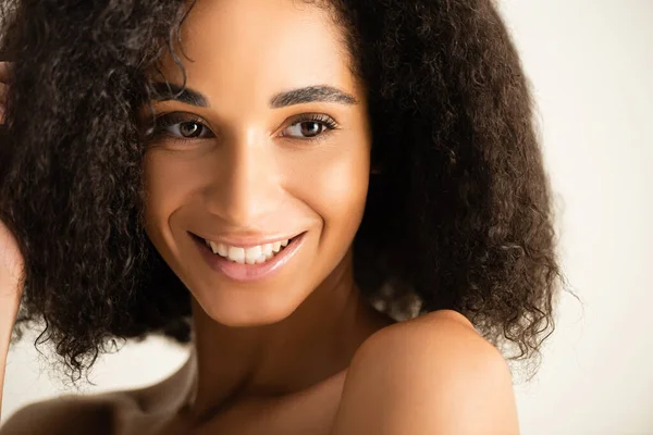 Mujer Afroamericana Sonriendo Mirando Hacia Otro Lado Aislada Blanco —  Fotos de Stock