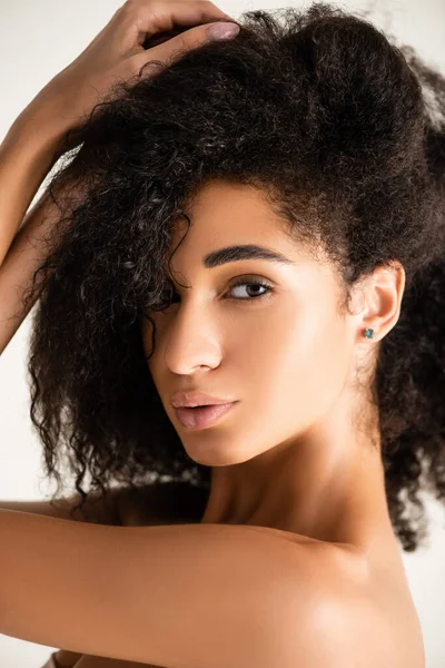 Afro Américaine Femme Fixer Les Cheveux Bouclés Regardant Caméra Isolée — Photo