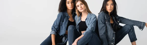 Jóvenes Interracial Mujeres Denim Traje Posando Aislado Blanco Bandera — Foto de Stock