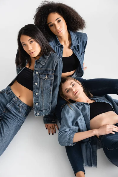 High Winkel Ansicht Von Trendigen Interrassischen Frauen Jeans Outfit Posiert — Stockfoto