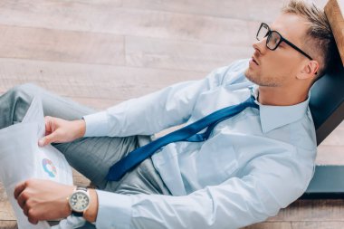 Kâğıtları yerde uyuyan işadamlarının yüksek açılı görüntüsü 